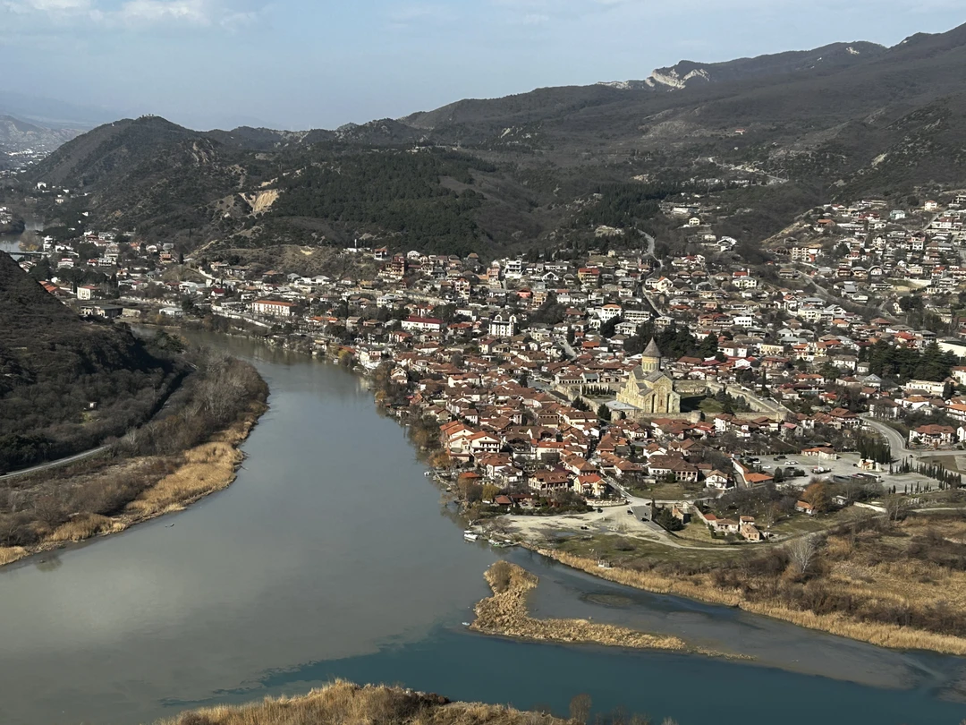 Экскурсией полностью довольны. У нас получилась индивидуальная экскурсия- нас было двое. Гид Лери встретил на обговоренном