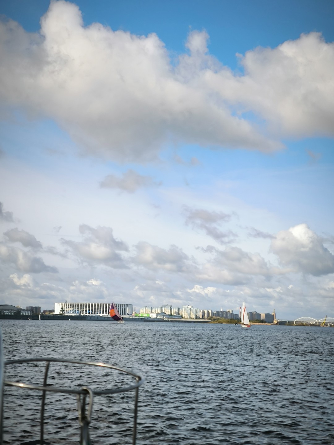 Благодарность капитану! Алексей порадовал! Такая прекрасная прогулка🤩Были с подругой,впечатлились! Общение живое,интересное. Прекрасный день! Спасибо