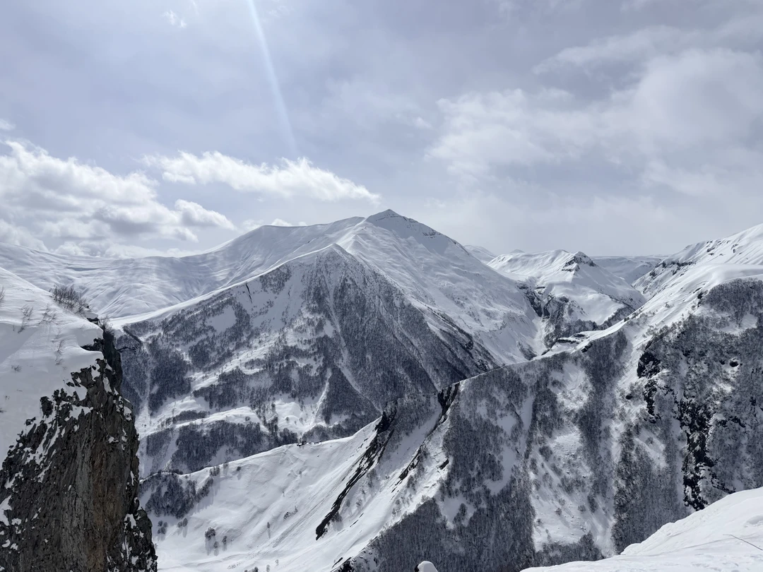 Благодаря Михаилу у нас состоялось запоминающееся своей красотой и самобытностью знакомство с природой и древней архитектурой Грузии