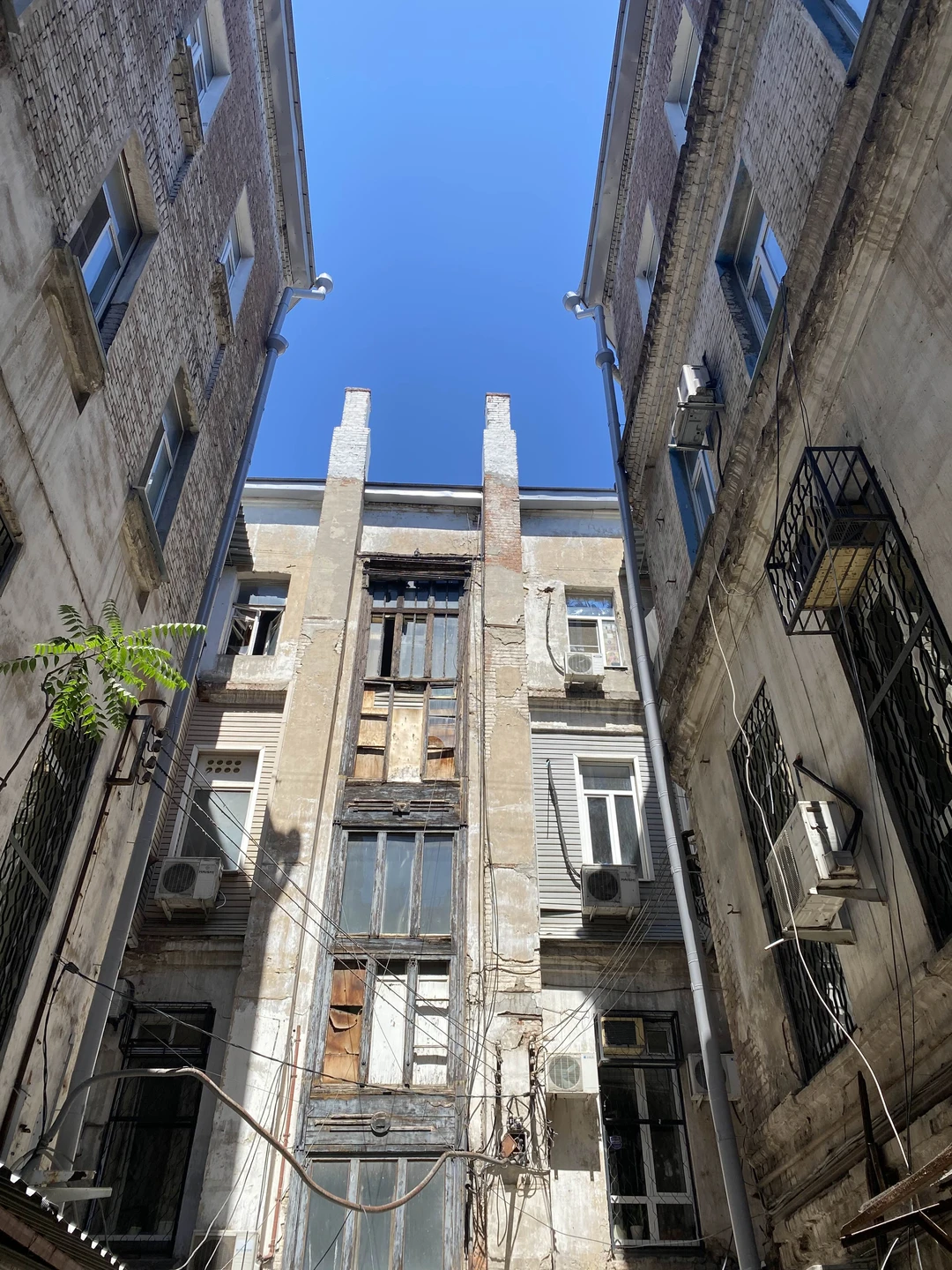 Всегда интересно посмотреть на город изнутри)) Заглянуть в переулки, услышать интересные истории и все такое. 