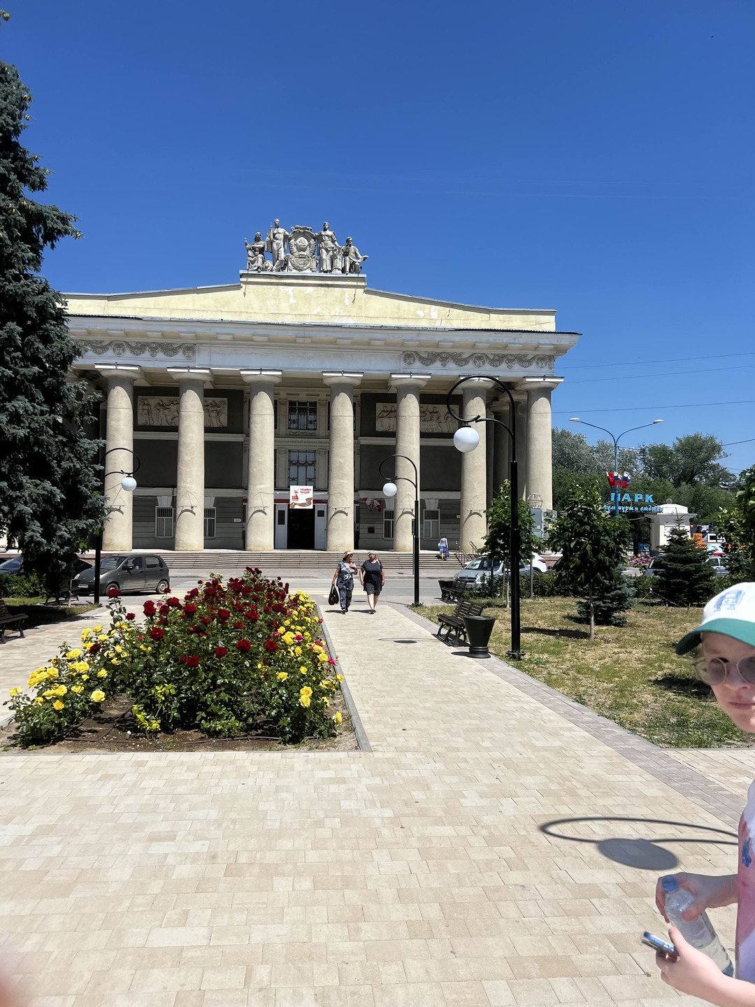 Невзирая на беспощадное солнце, благодаря Евгении, нам удалось провести очень познавательно и увлекательно экскурссию по молодому