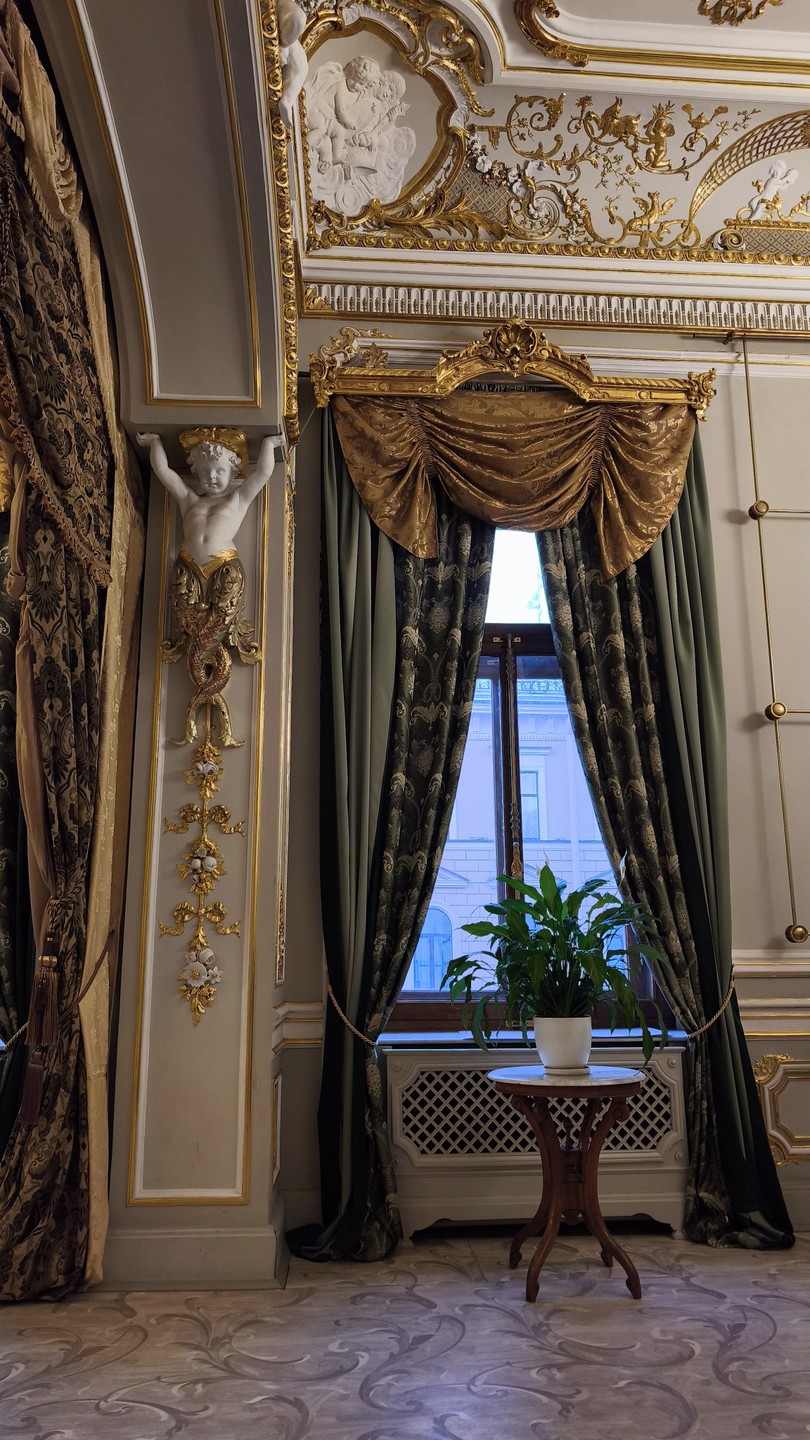 Отличная экскурсия, снаружи здание не сильно впечатляет, но внутри - это просто восторг! Экскурсовод хорошо провела