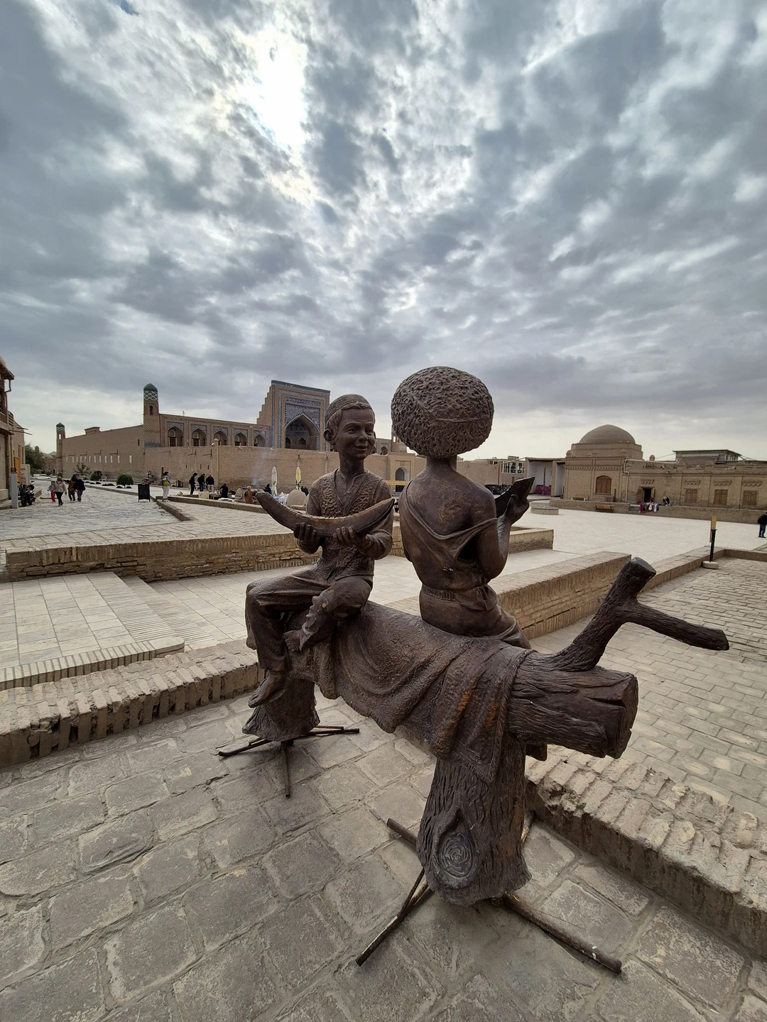 Хива-это восточная сказка, какой она и должна быть. Очень красивый старый город. Дадахон замечательно знает и