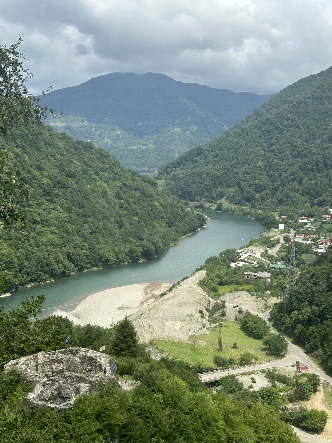 Замечательный день в компании с Кахой! Несмотря на длительность,экскурсия прошла очень легко и комфортно. Каха учитывает
