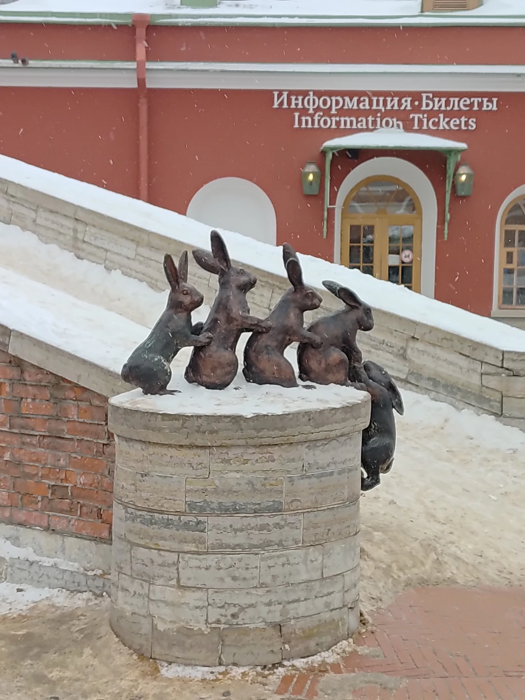 Полное погружение в историю, очень понятная подача материала,в ходе рассказа экскурсовода возникали вопросы,Наталья блестяще на них