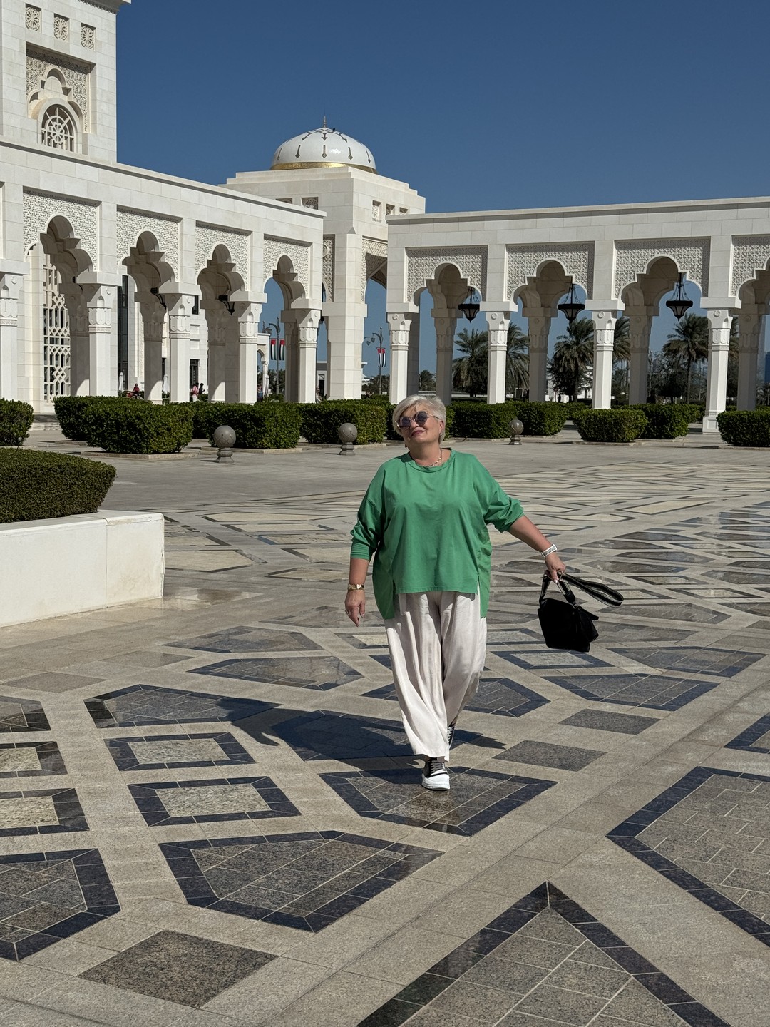 Сегодня наша группа из трех человек была на экскурсии в Абу Даби. Нашим гидом был Эмиль