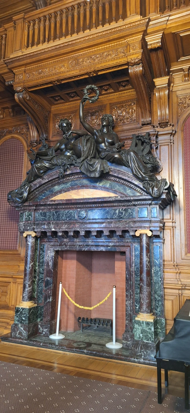 На мой взгляд мало помещений открыто к посещению. Но, по разъяснениям экскурсовода, их занимают действующие архитекторы