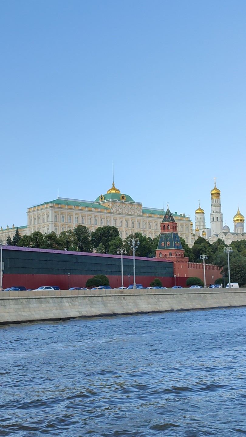 Экскурсии как таковой не было совсем. Отслеживала через 2гис, где идём и сама смотрела, что за