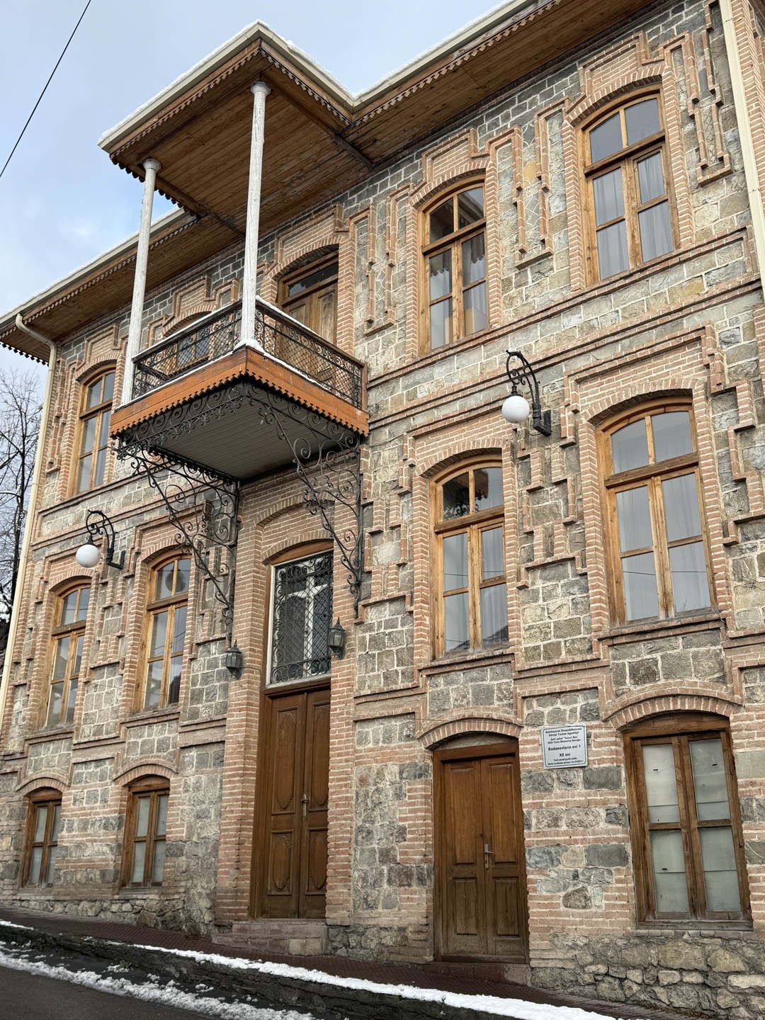 Это был невероятный день: Шеки и потрясающий дворец, заснеженное озеро, православный албанский храм. Наш гид Анвар.