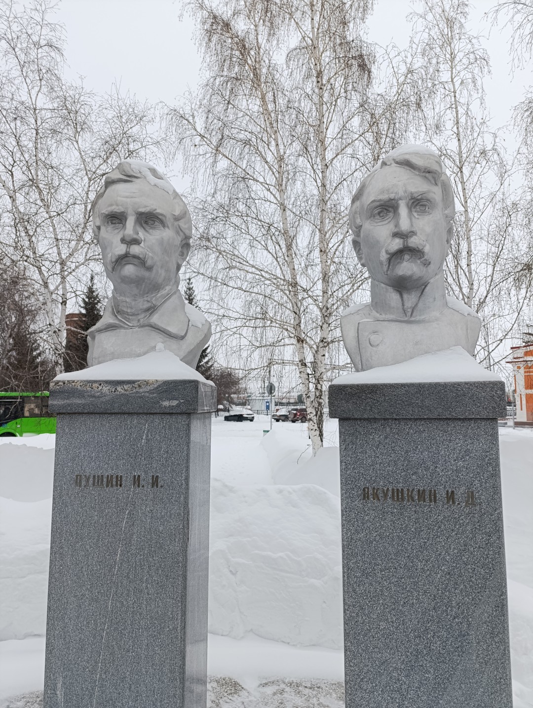 Мы, группа из 4 человек из Москвы. Приехали в Сибирь расширить кругозор. Нам очень повезло с