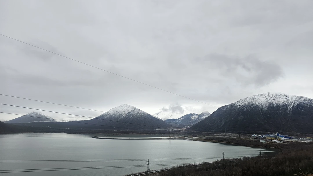 Гидом был Сергей. В Кировске из-за подготовки к зимнему сезону закрыт подъемник и таиственый лес, снежная