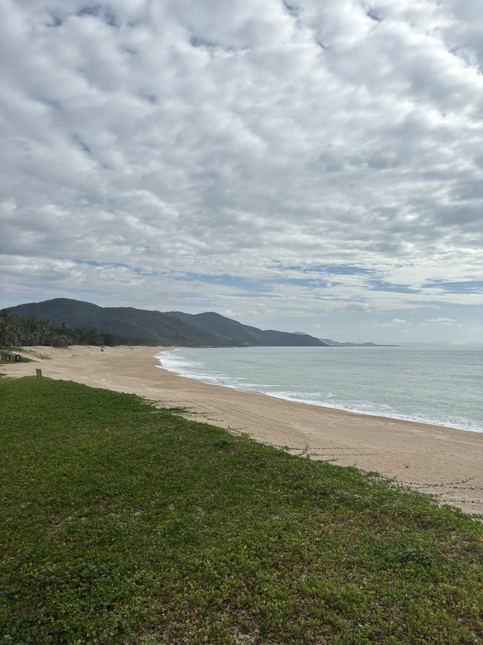 Приехала комфортная машина. Лучше договариваться выезжать в 7 утра, мы выехали в 8, захотели спокойно позавтракать.