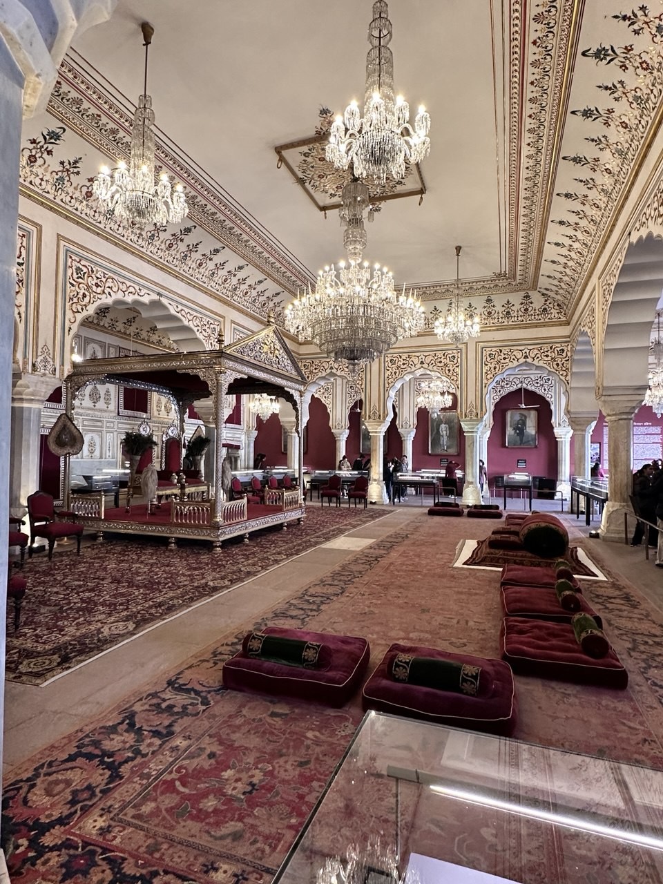 Была в январе в Джайпуре. Погода была солнечная и относительно теплая