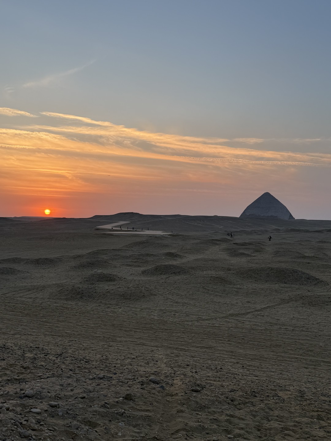 Хотим поблагодарить нашего гида Махмуда за проведенную экскурсию. Нам удалось прикоснуться к уникальным пирамидам Саккара и