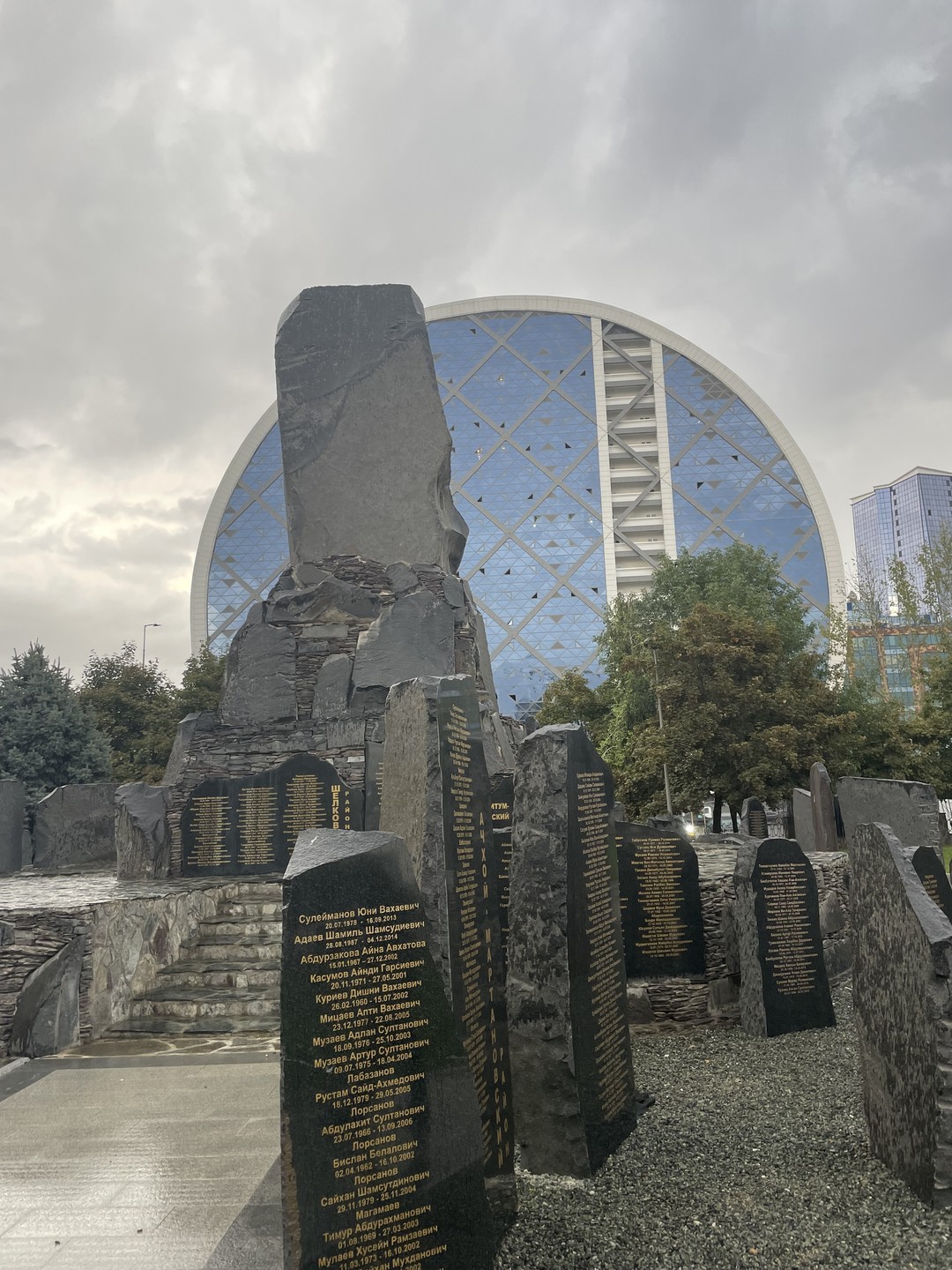 Гид мало и непонятно рассказывал. Рваное изложение мыслей с дагестанским акцентом было трудным для восприятия. Я