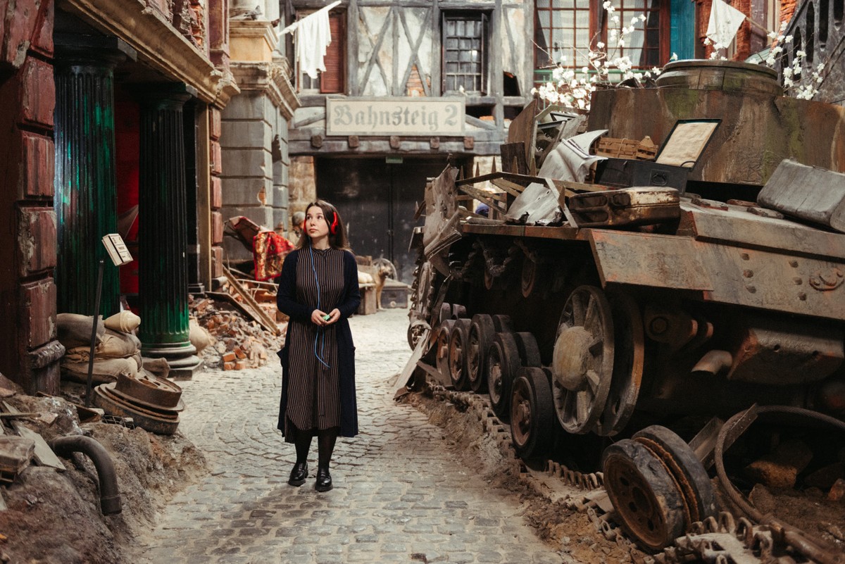 Фото 1 - Экскурсия: "Пропавшие в кинохронике: экскурсия по иммерсивной инсталляции «Ленфильма»"