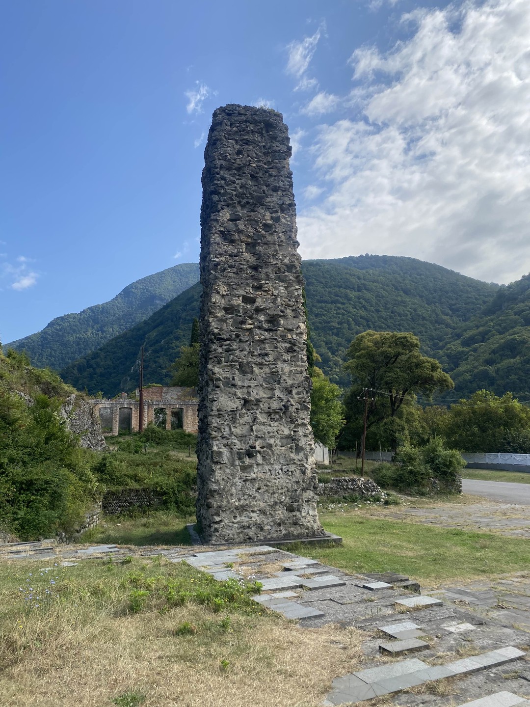 Наша поездка на озеро Рица прошла на одном дыхании. По дороге наш гид Руслан показал нам