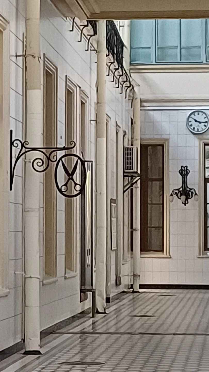 Прекрасный формат экскурсии: насыщенная и познавательная прогулка с великолепным расказчиком. Узнала много нового, даже проходя по