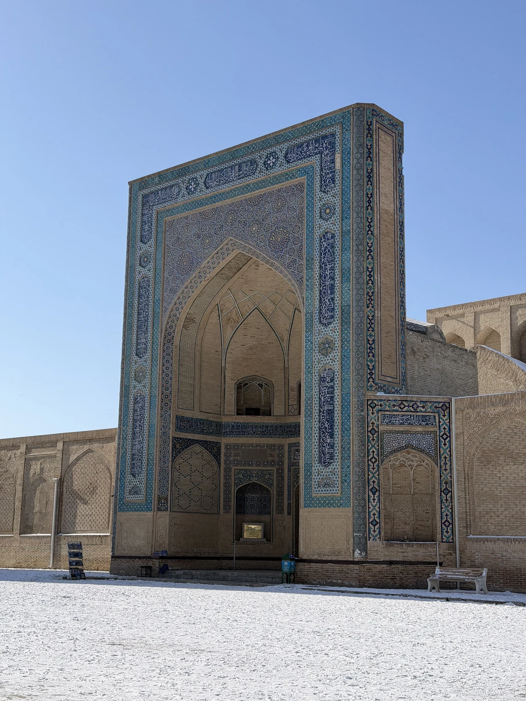 Экскурсия пешеходная, и это ее огромный плюс. Всё компактно, логично, без лишней суеты и переездов. Темп был комфортным, с паузами на фотографии, чай