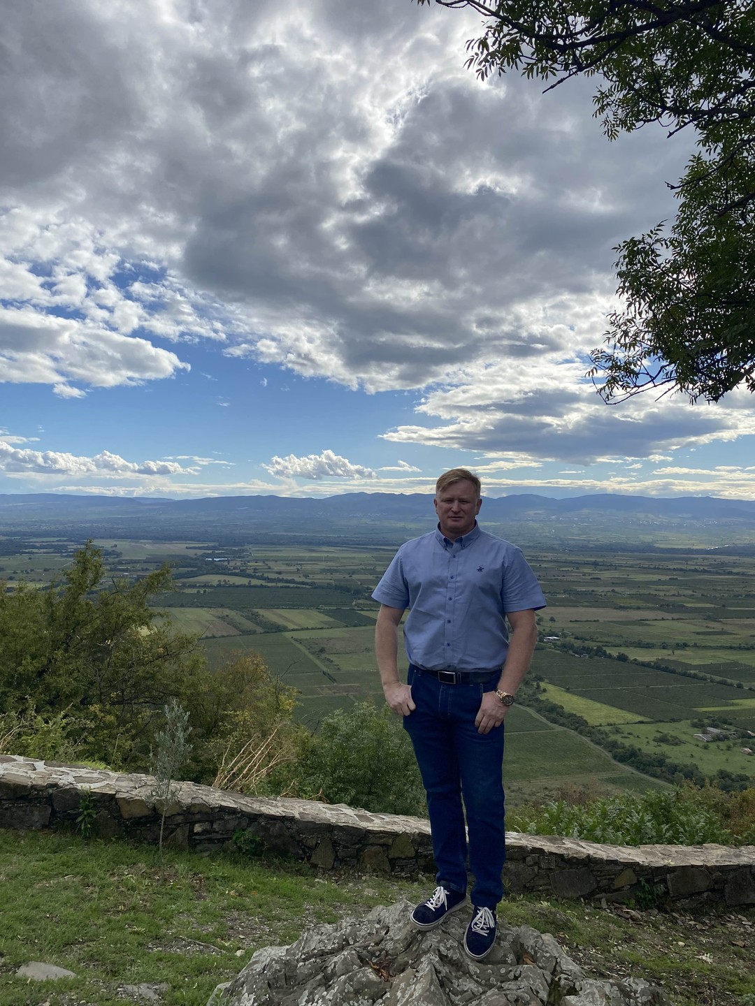 Зураб, это тот человек который искренне любит свою родину и своё дело! Очень интересный, эрудированный. Экскурсия