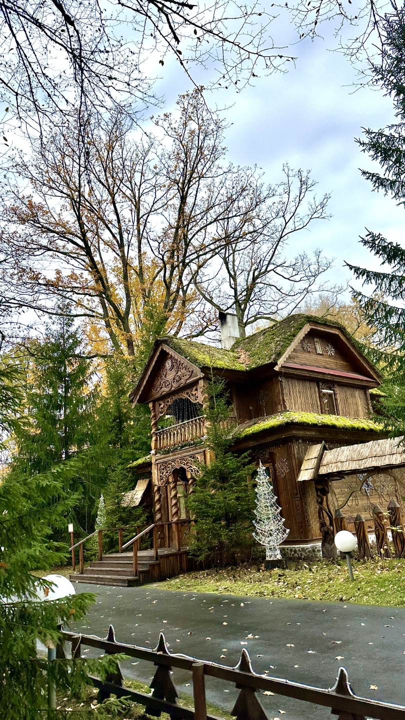 Ездили в октябре 2025 с Николаем, очень понравилась поездка! Водитель очень приятный, вежливый, в машине с