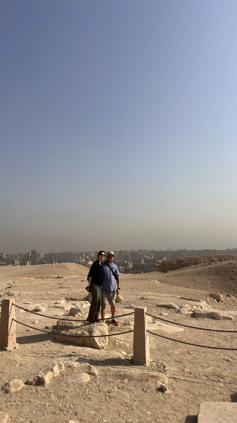 Безмерно благодарны нашему гиду Махиру. Два дня мы провели на экскурсиях на пирамидах в Гизе и в храмовом комплексе Сакары, и в Новом музее Египта