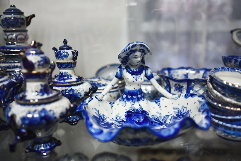 Гжельский куст: история бело-голубого символа России - из Москвы