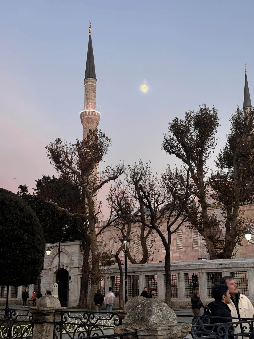 Мне все очень понравилось. Четко и по делу. Не топит в гигантском потоке информации, при этом много рассказывает. Рекомендую