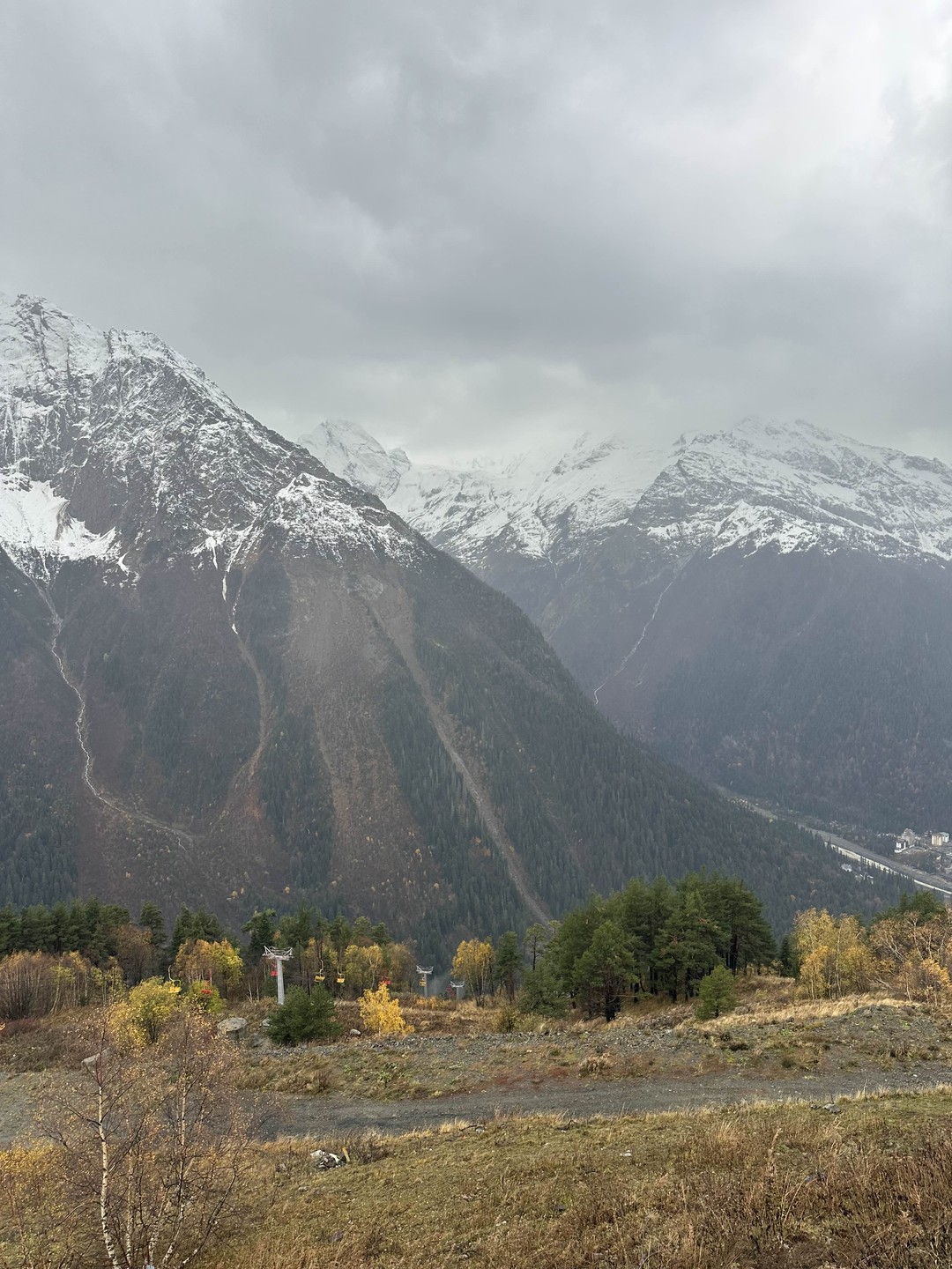 Хорошая экскурсия, водитель-гид постоянно что-то рассказывал. При выезде из Кисловодска была отличная погода и солнце. В