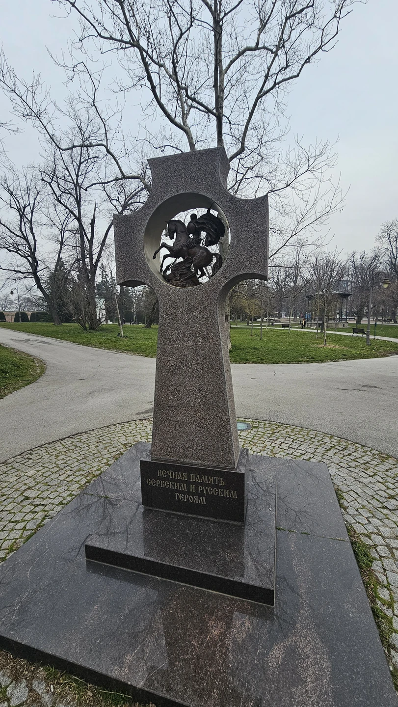 Экскурсию проводил Егор. Сумел по нашей просьбе подстроиться и объединить две темы: история Сербии и Братья навеки. Рекомендуем