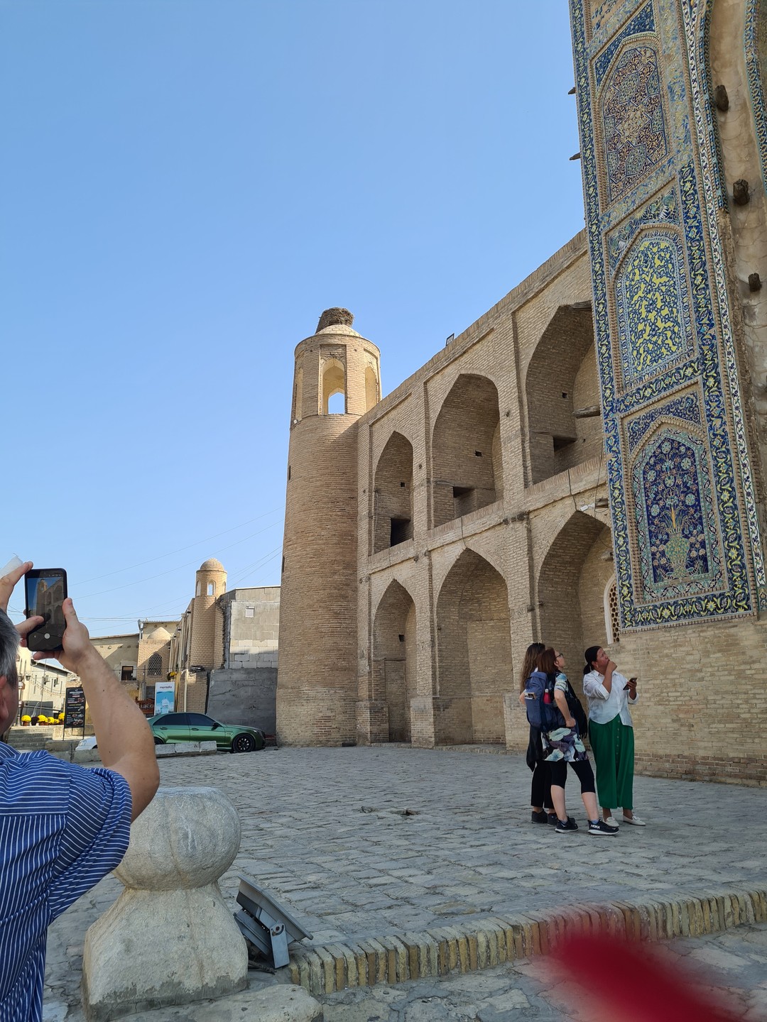 Провели замечательный день с Акбаром в Бухаре. Море информации, вся с лёгкой подачей! С одной стороны