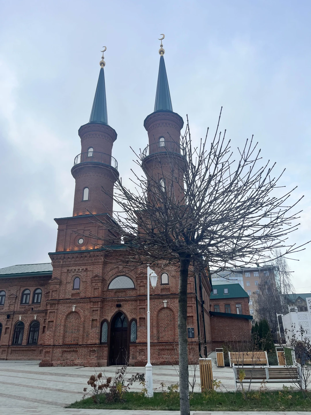 Несмотря на задержку нашего прибытия в Уфу на 3 часа, Елена встретила нас в аэропорту и