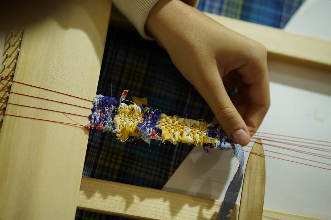 Очень классная студия, настоящие экспонаты из экспедиции. Интресный мастер класс, ушли с эксклюзивными тканными закладочками собственного