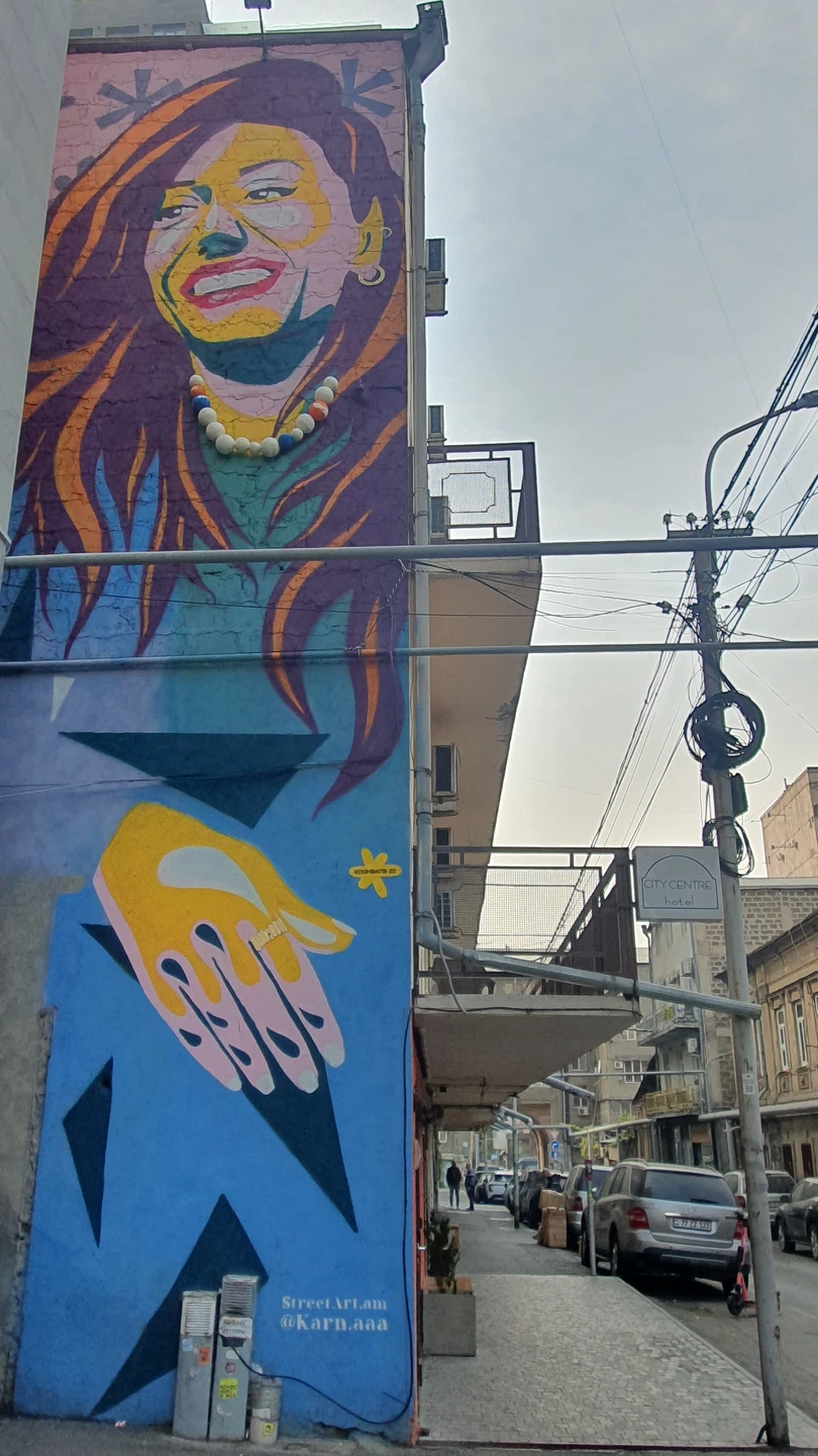 Отличная экскурсия, интересный маршрут, всемзнаковые места центра Еревана, но с внутренними двориками и действительно интересными местами