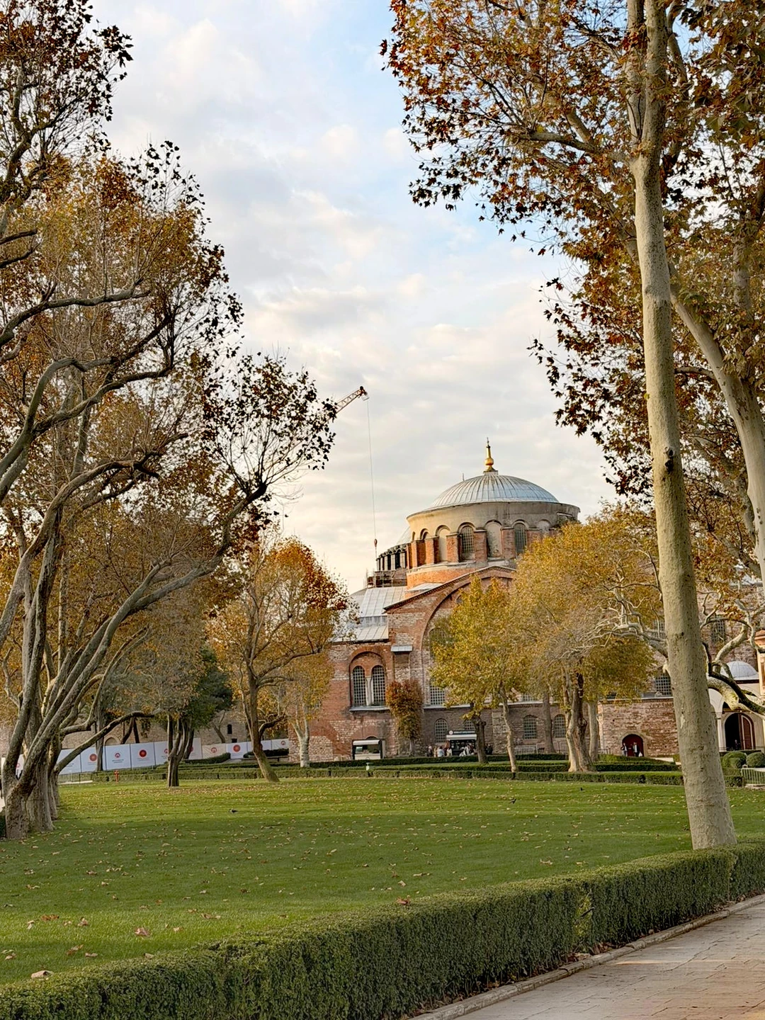 Посетили Дворец Топкапы с экскурсоводом Рашидом. 3 часа пролетели незаметно. Рашид - грамотный специалист, настолько интересно
