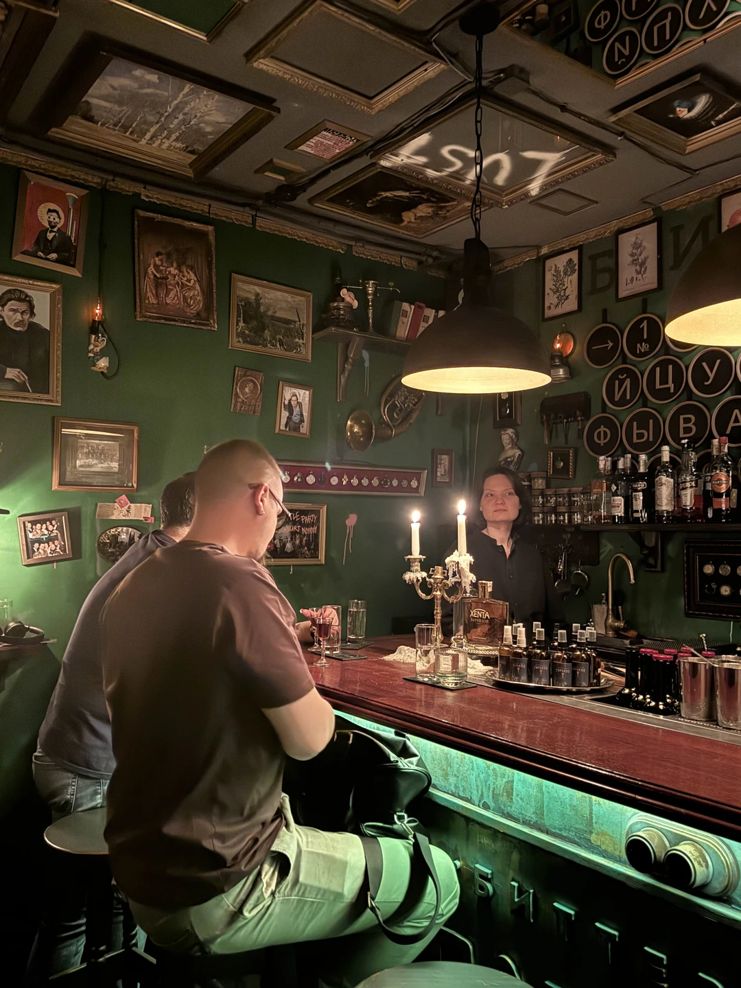 Все прошло отлично, очень классные атмосферные бары, контингент везде разный, но все было прилично!