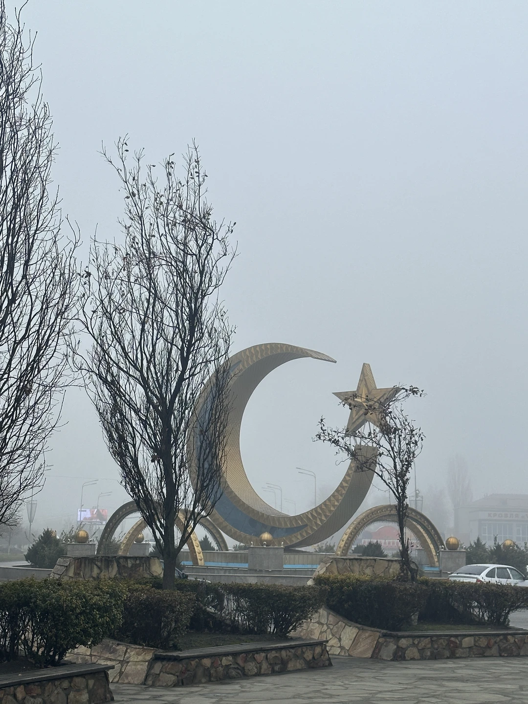 组织者并没有提前一天通知我，第二天的游览路线有变化，是导游接到我之后，我才知道改变了游览路线。但是导游Сулумбек很热情，负责，也很有耐心，我当天身体不太舒服，也没有睡好，导游知道后，让我自己在最后一排可以休息，还贴心的给我找了抱枕让我可以躺着休息，每到一个景点都会询问我是否好些了，是否要去游览这个景点？还贴心的带我们去当地的市场购买当地的食物，真的好便宜，而且还吃到了之前没吃过的当地食物。整体是十分开心的，给导游点赞！