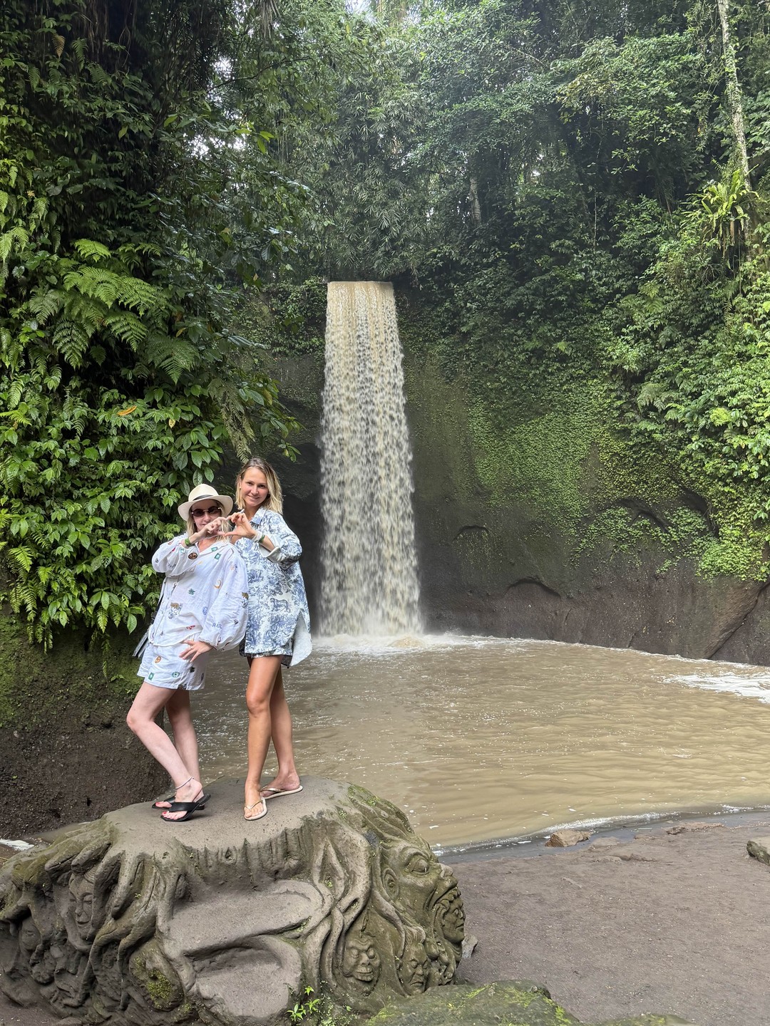 Отличная экскурсия! Гид говорит по-русски, помогает, фотографирует, откликается на все просьбы. Мы очень довольны! По деньгам