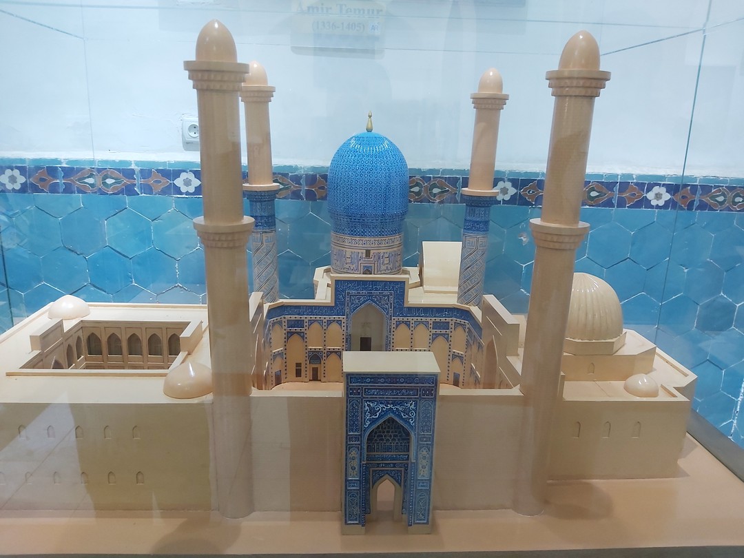 Спасибо большое Шохруху за сказочную экскурсию по Самарканду! Время пролетело незаметно)))Любяющий свою профессию филолог чувствуется сразу))Много