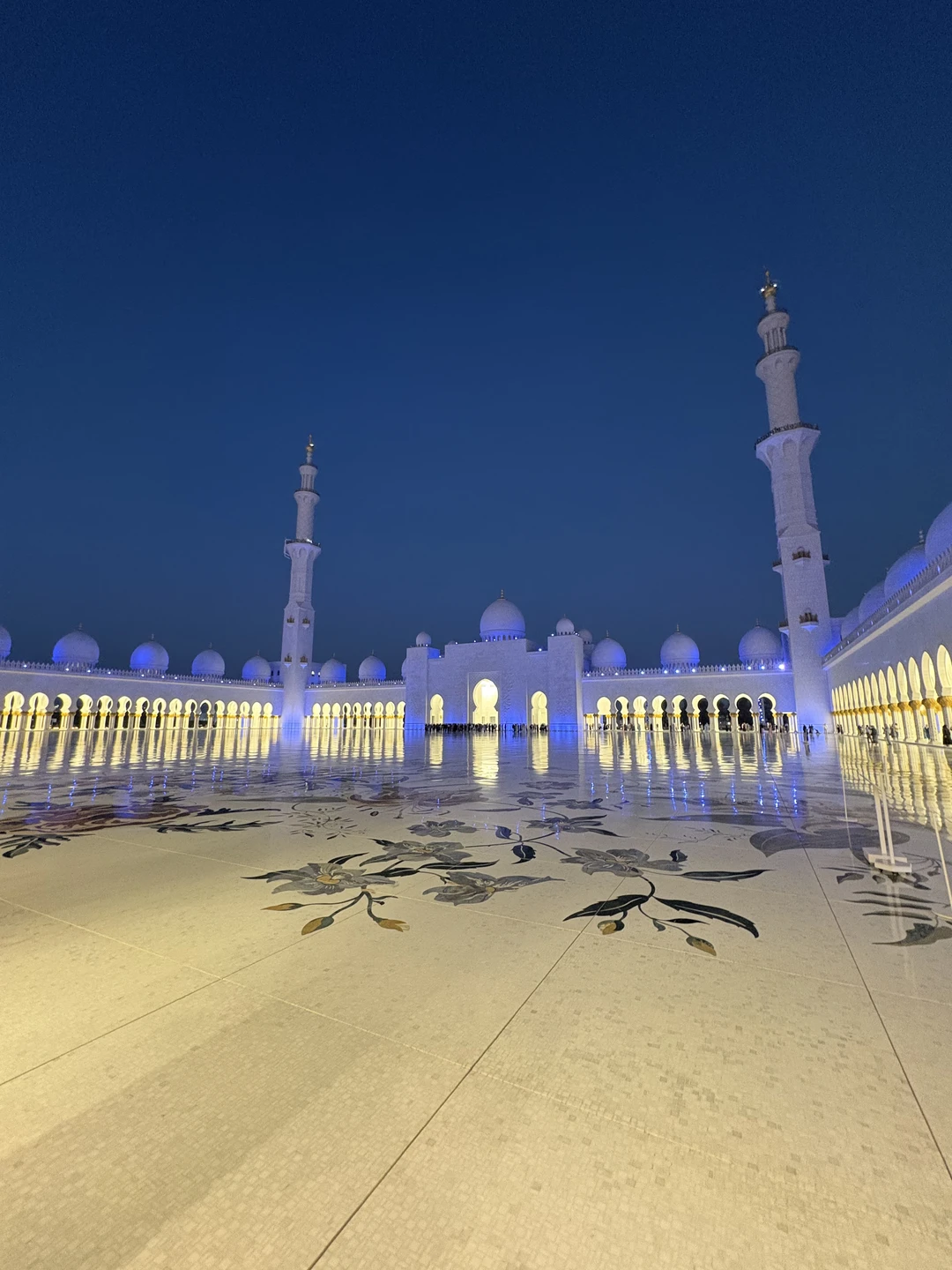 Ездили с ребенком 2 года. Тур был максимально комфортным. Александра интересно рассказывала об истории, традициях и