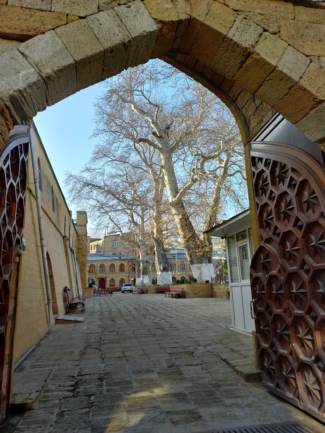 4 января побывали на интересной экскурсии. Оценили толщину и прочность крепостных стен, увидели зинданы, хранилища воды