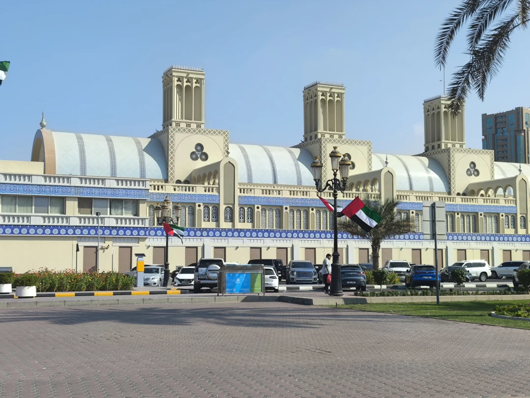 Экскурсию провёл Эдвард. Отличный гид. Огромный айсберг знаний. Это оценка профессионала от коллег, гидов. Спасибо за отличный день в Шардже!