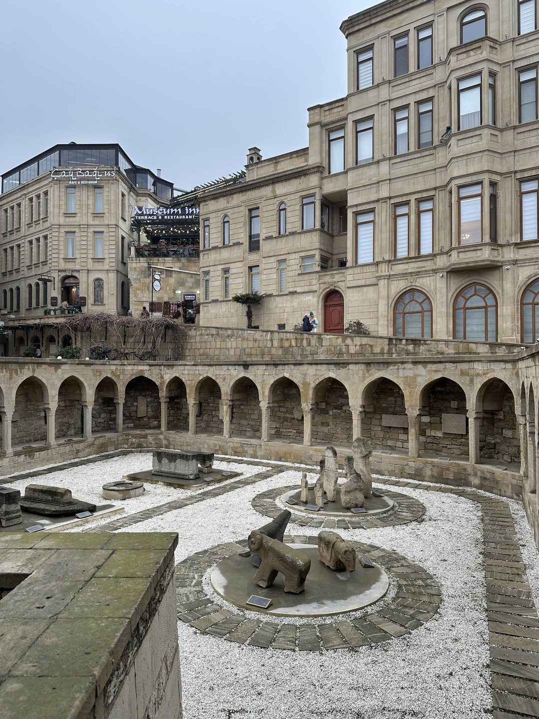 Прекрасная пешая экскурсия! Со знающим интересным и разноплановым гидом. Очень рекомендую