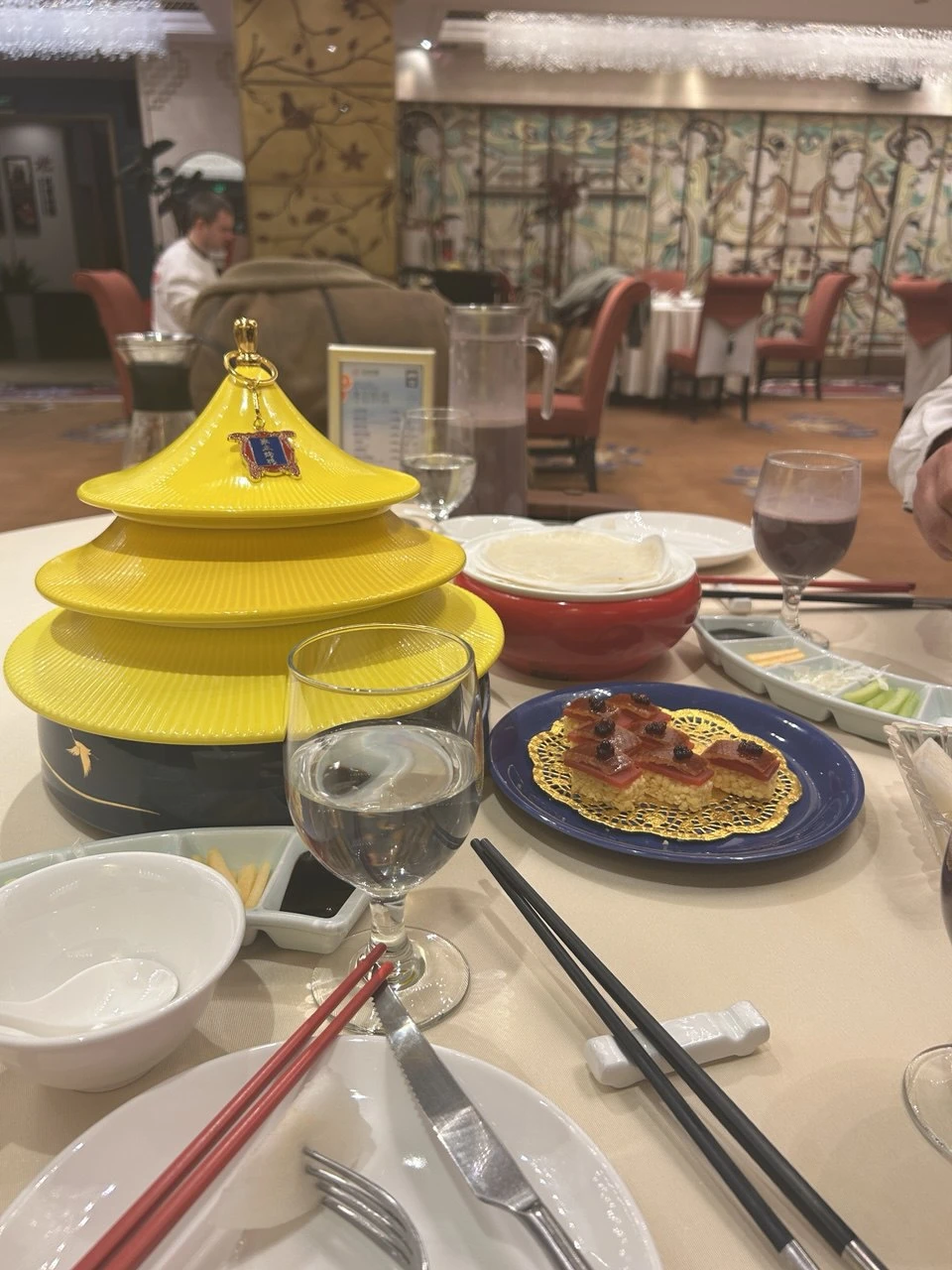 Очень ответственный гид! Надёжный! Отлично знает историю! Подскажет где и что лучше и интереснее. Все договорённости