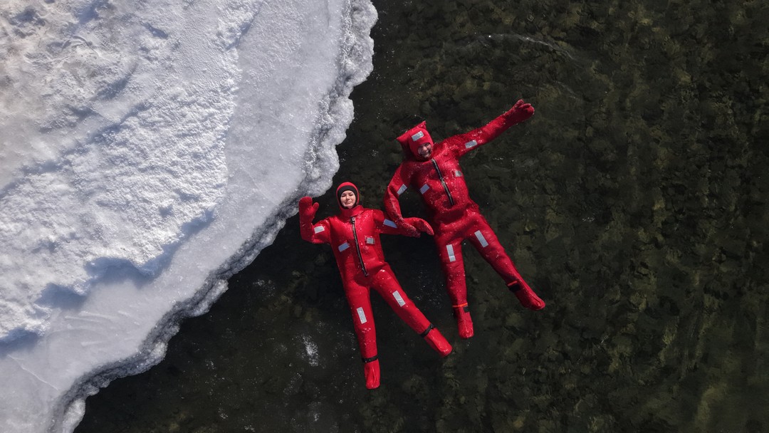 Остались довольны! Неопреновые костюмы на разные размеры, радует, что наш крупный высокий мужчина не чувствовал дискомфорта