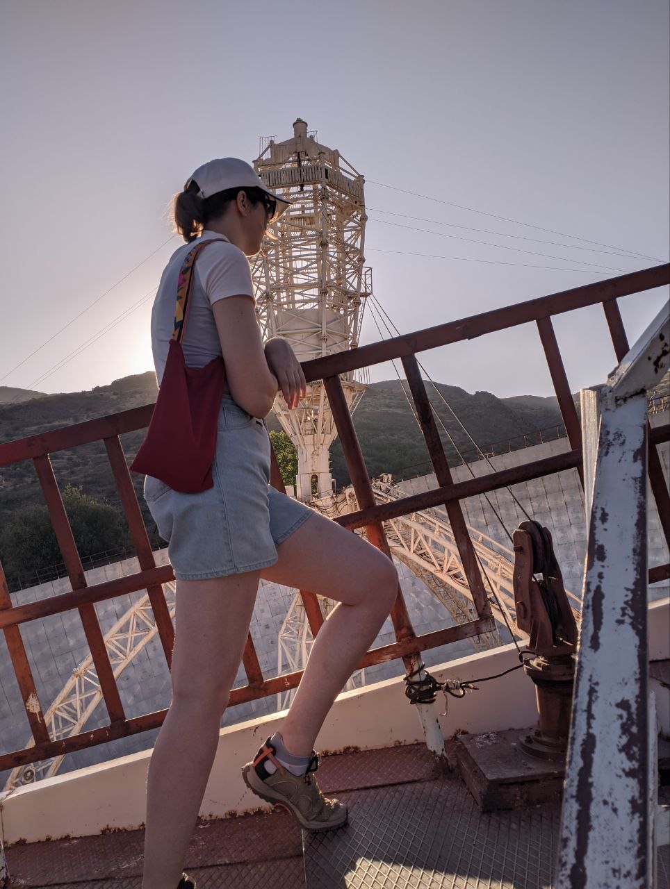 Восторг! Немножко сталкерства и безопасного лазания по заброшенным научным объектам, завершающегося пикником на закате. Объекты потрясающие!