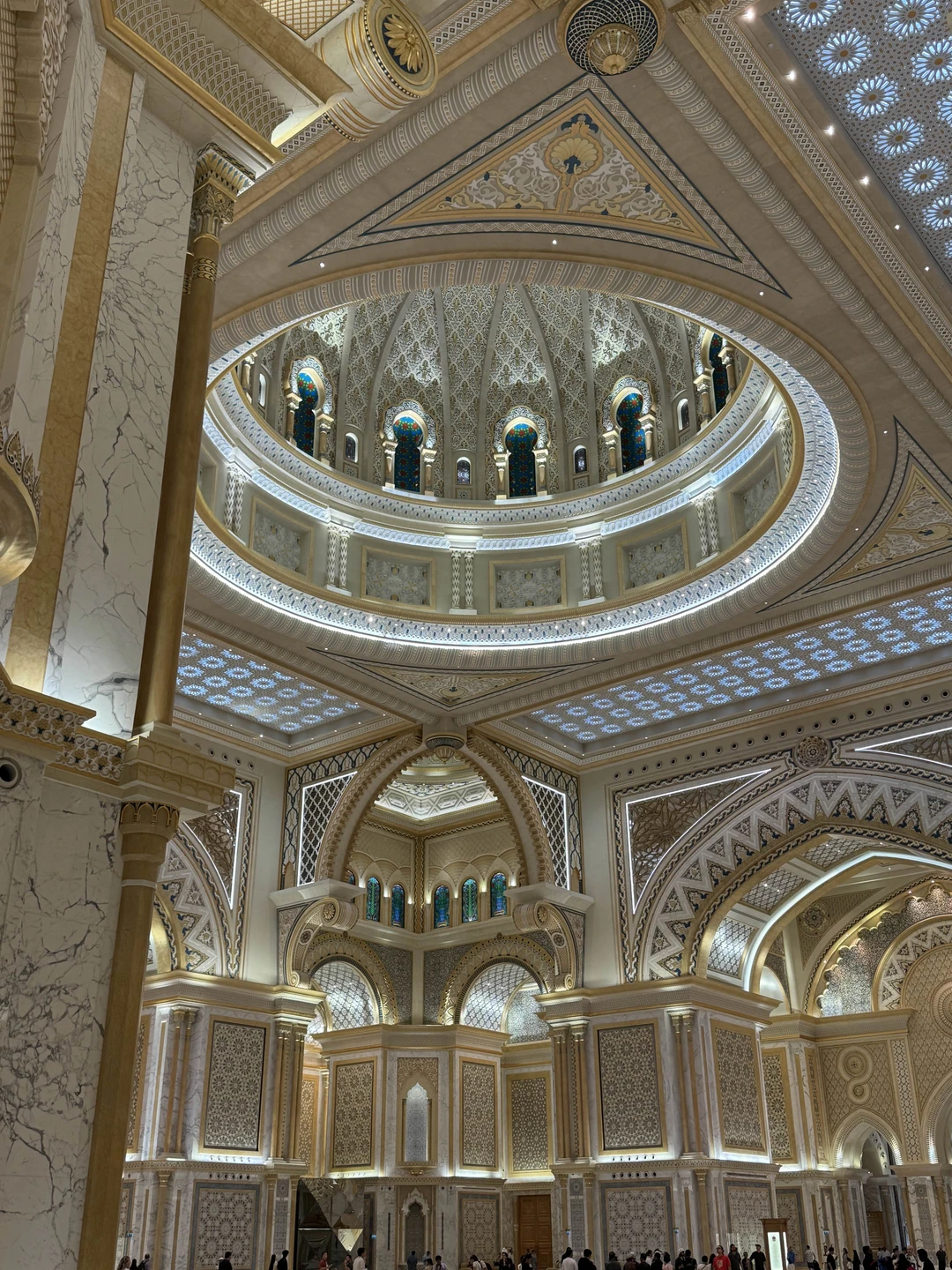 Были на экскурсии 27.12.25 в Абу Даби. Гидом был Шоха. Автомобиль киа карнивал, большой и комфортный