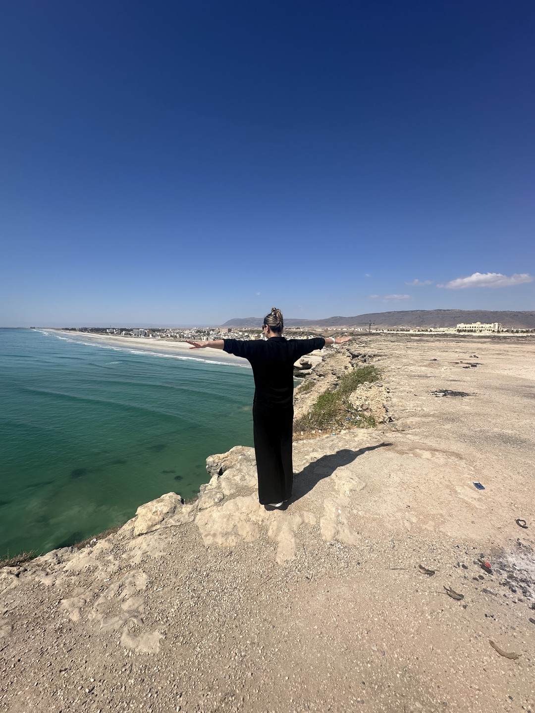 Нам проводила экскурсию по Восточной Салале Надежда - позитивная девушка, родом из Перми. Встретила у входа
