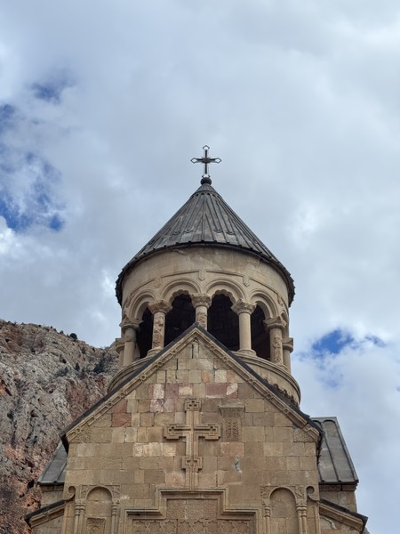 Хор Вирап потрясающий вид на Арарат, спуск в яму (не клаустрофобно, но атмосферно)