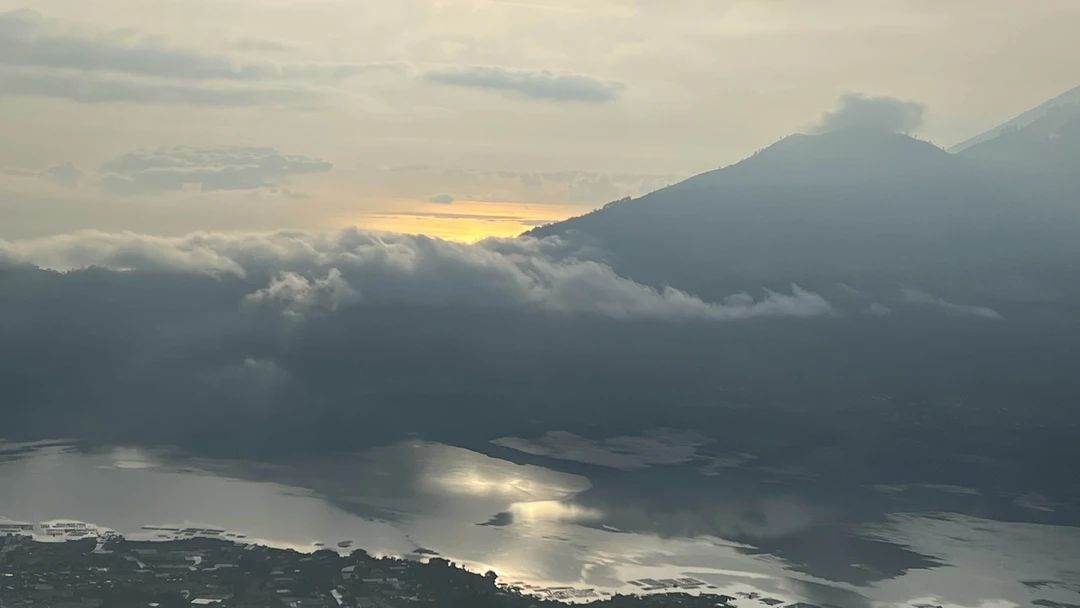 Восхождение на вулкан Батур это конечно незабываемый маршрут, но оно того стоит. Главное прошу обратить внимание